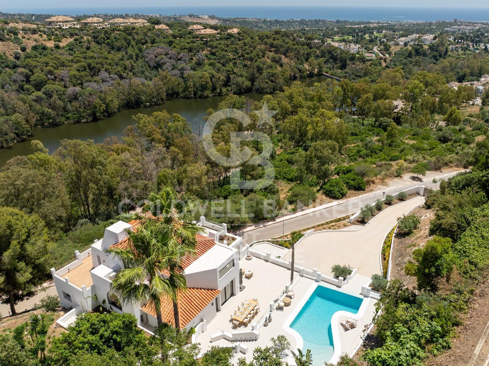 Villa mediterránea con vistas panorámicas al mar en Nueva Andalucía, Marbella