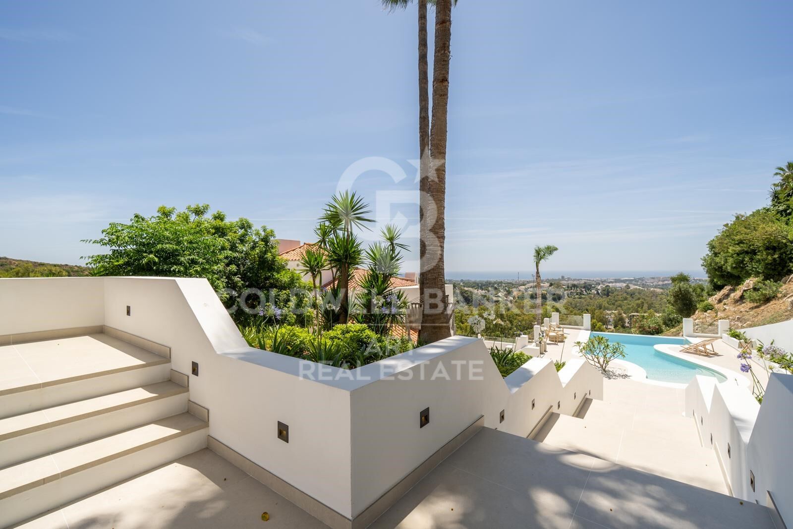 Villa mediterránea con vistas panorámicas al mar en Nueva Andalucía, Marbella