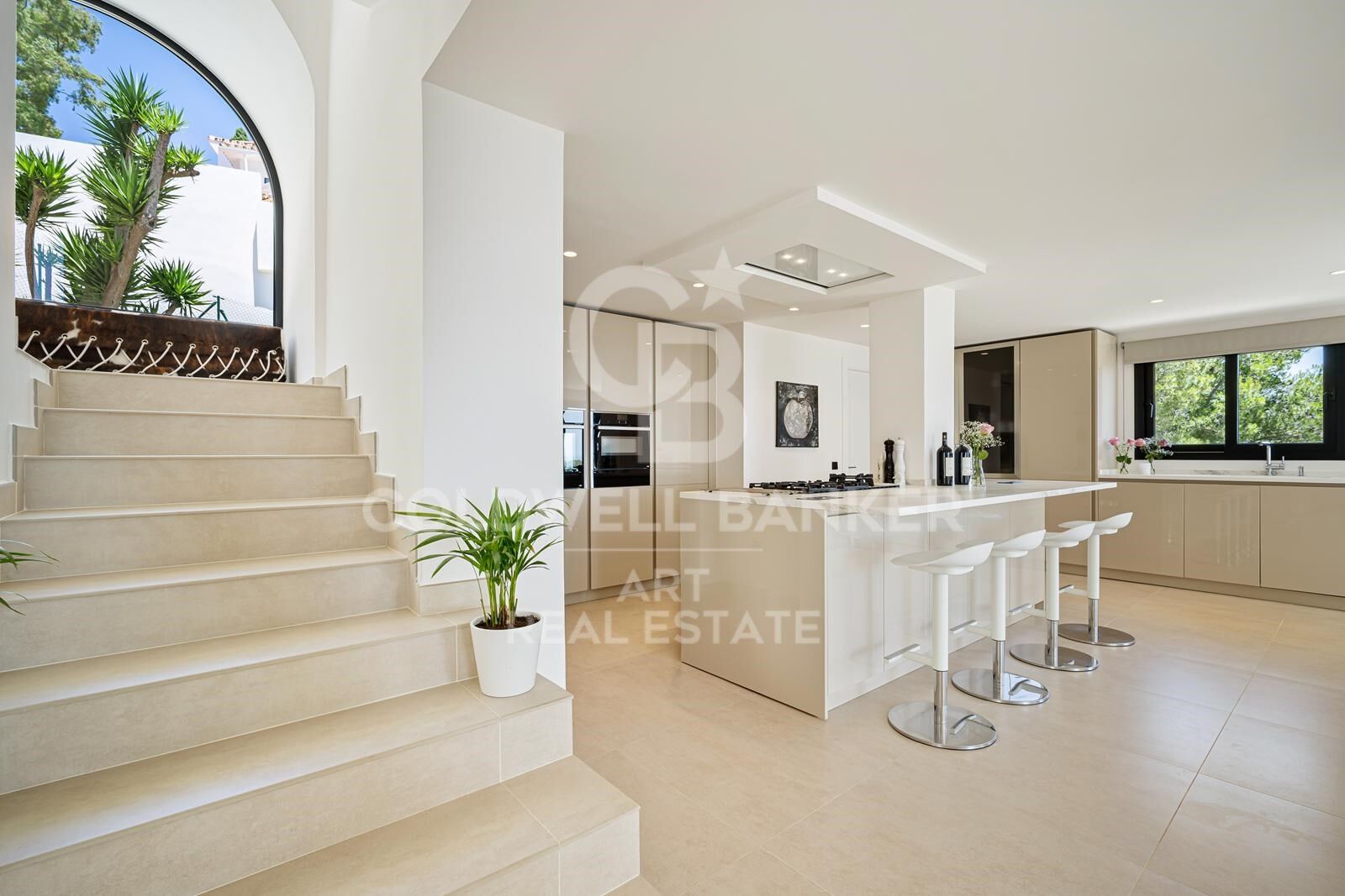 Villa méditerranéenne élégante avec vue mer panoramique à Nueva Andalucía, Marbella