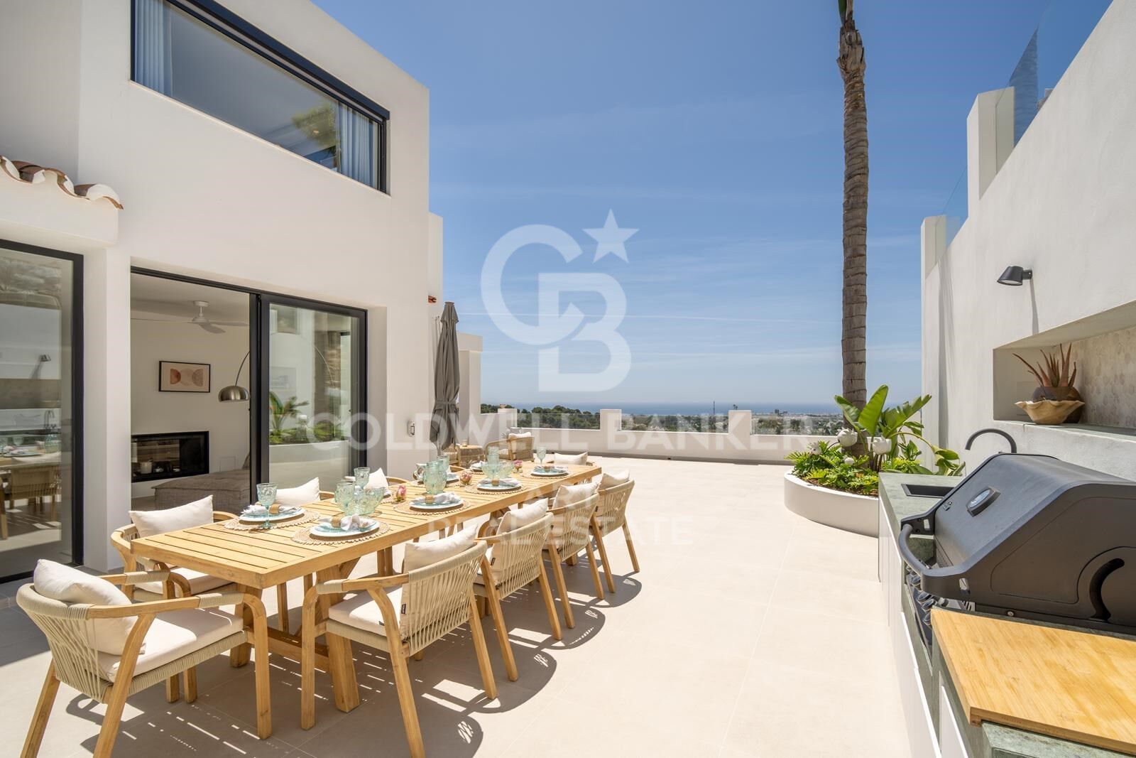 Villa mediterránea con vistas panorámicas al mar en Nueva Andalucía, Marbella