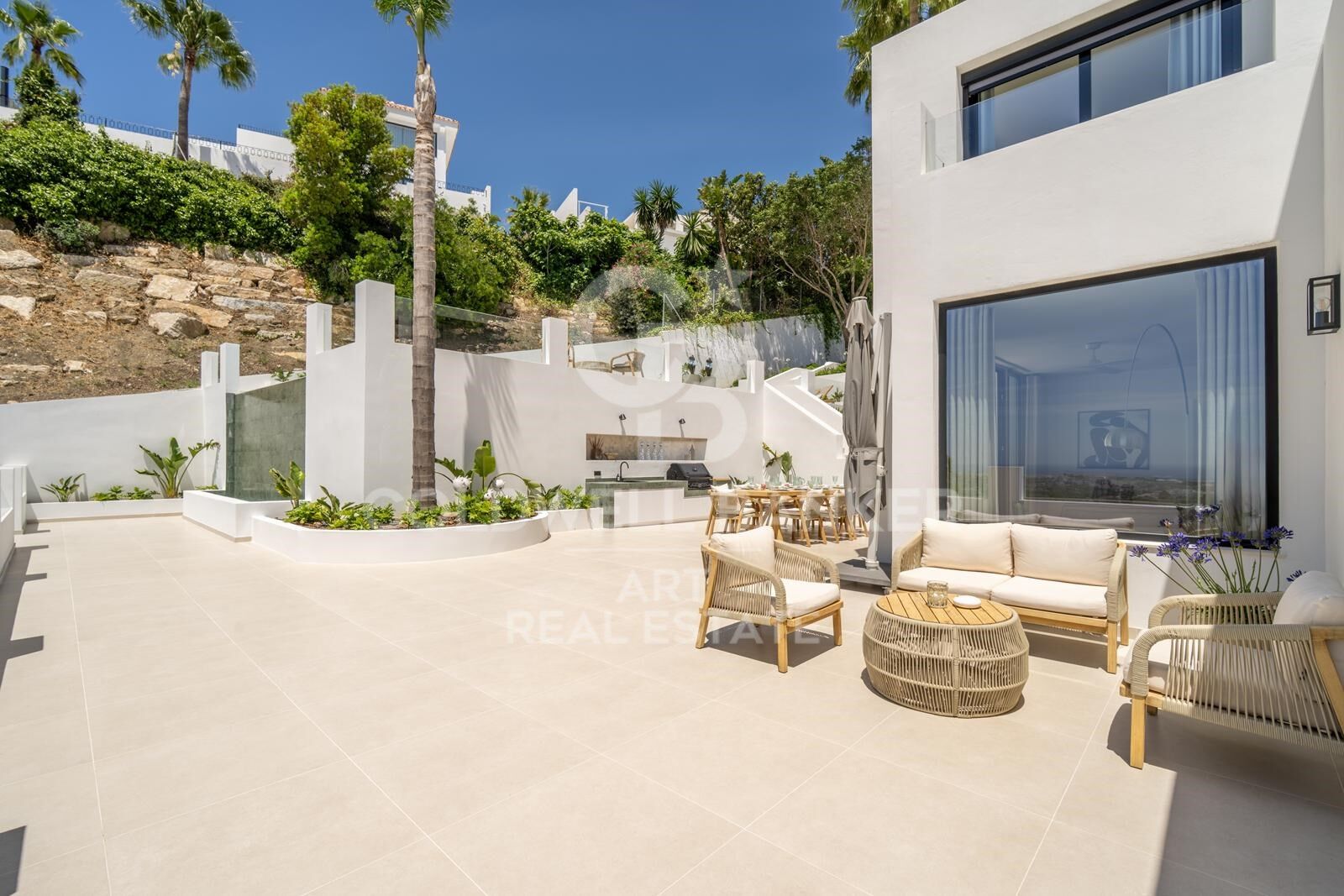 Villa mediterránea con vistas panorámicas al mar en Nueva Andalucía, Marbella