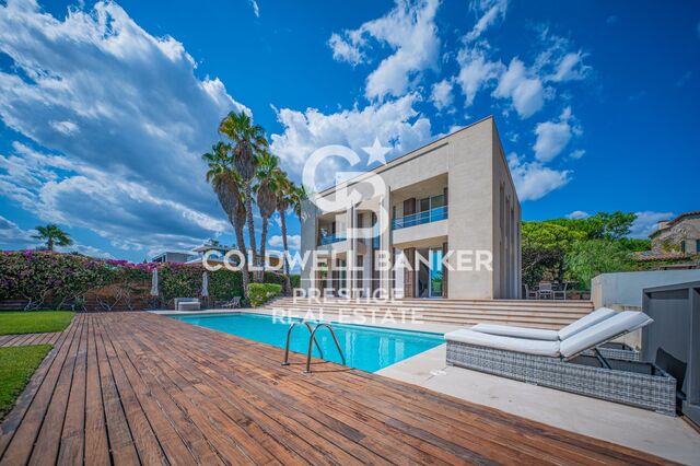 Torre de lujo de 800 m2 frente al mar en Gavà, Barcelona