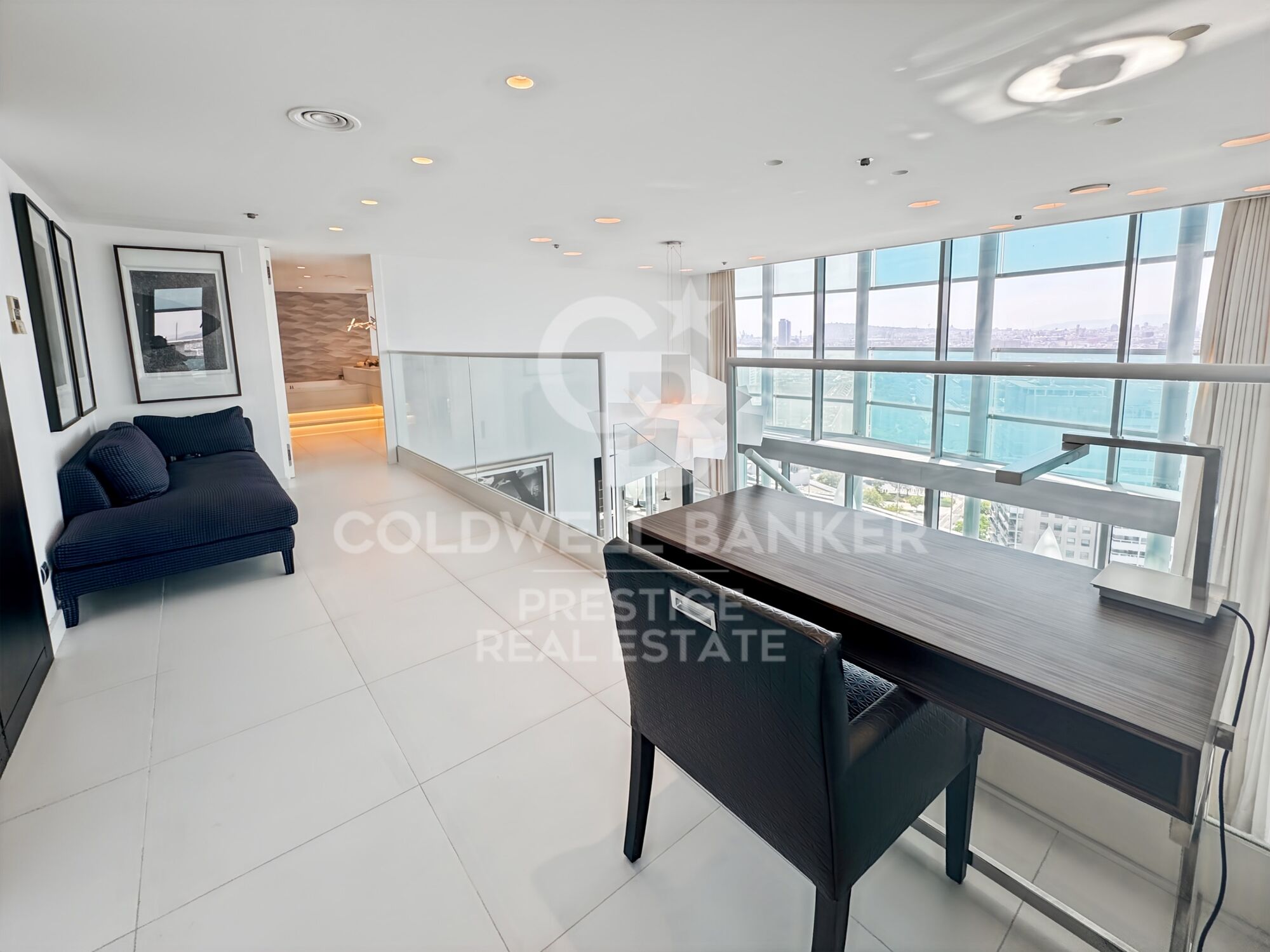 Ático dúplex frente al mar con terraza panorámica y piscina privada