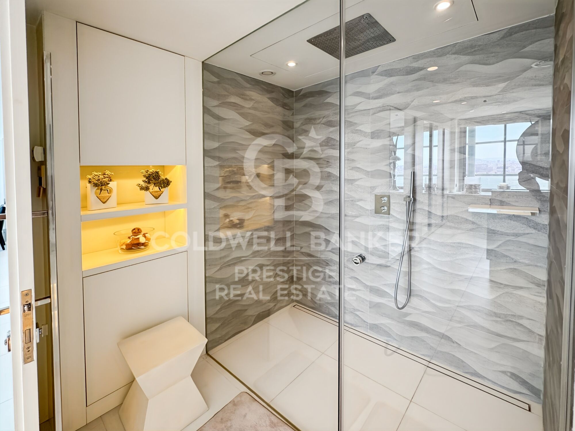 Luxuriöses Duplex-Penthouse am Meer mit Panoramaterrasse und privatem Pool