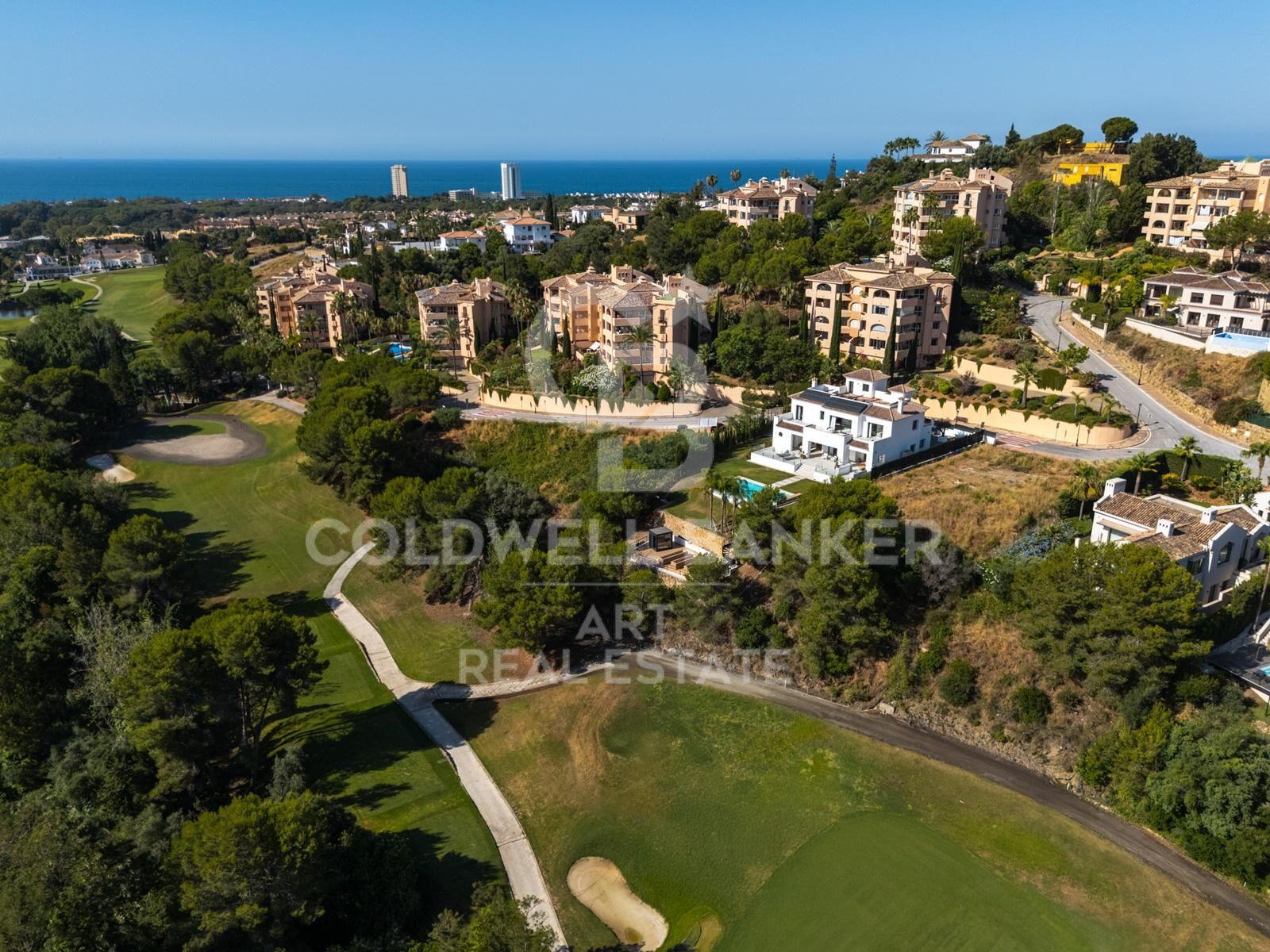Villa moderna en primera línea de golf en Santa Maria Golf, Elviria, Marbella
