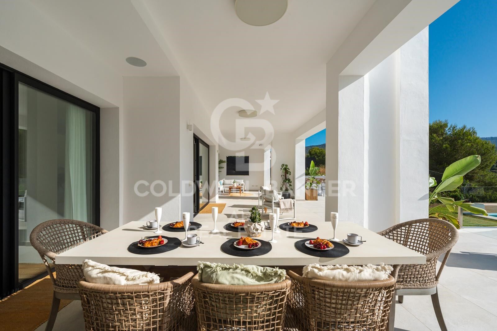 Villa moderna en primera línea de golf en Santa Maria Golf, Elviria, Marbella