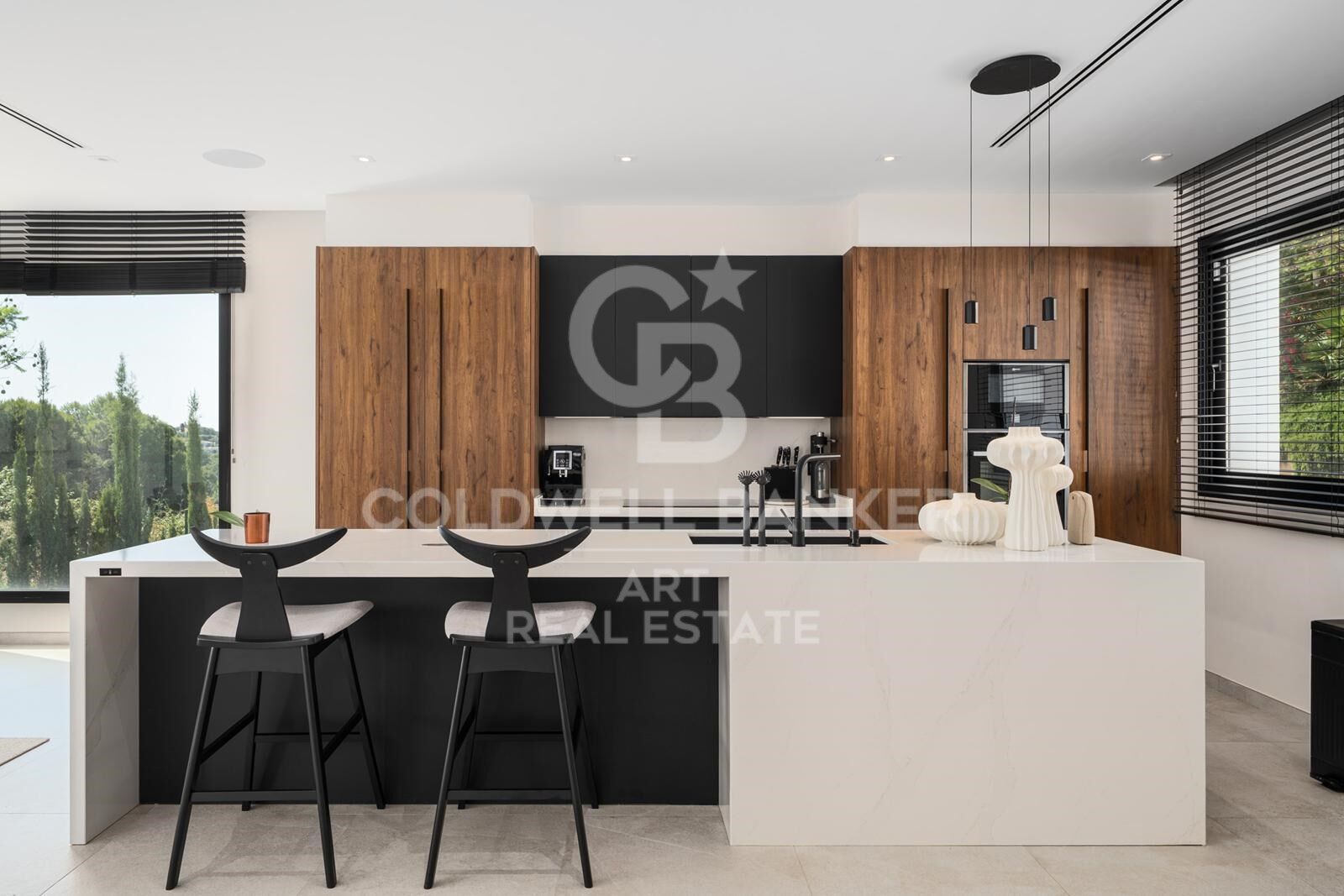 Villa moderna en primera línea de golf en Santa Maria Golf, Elviria, Marbella