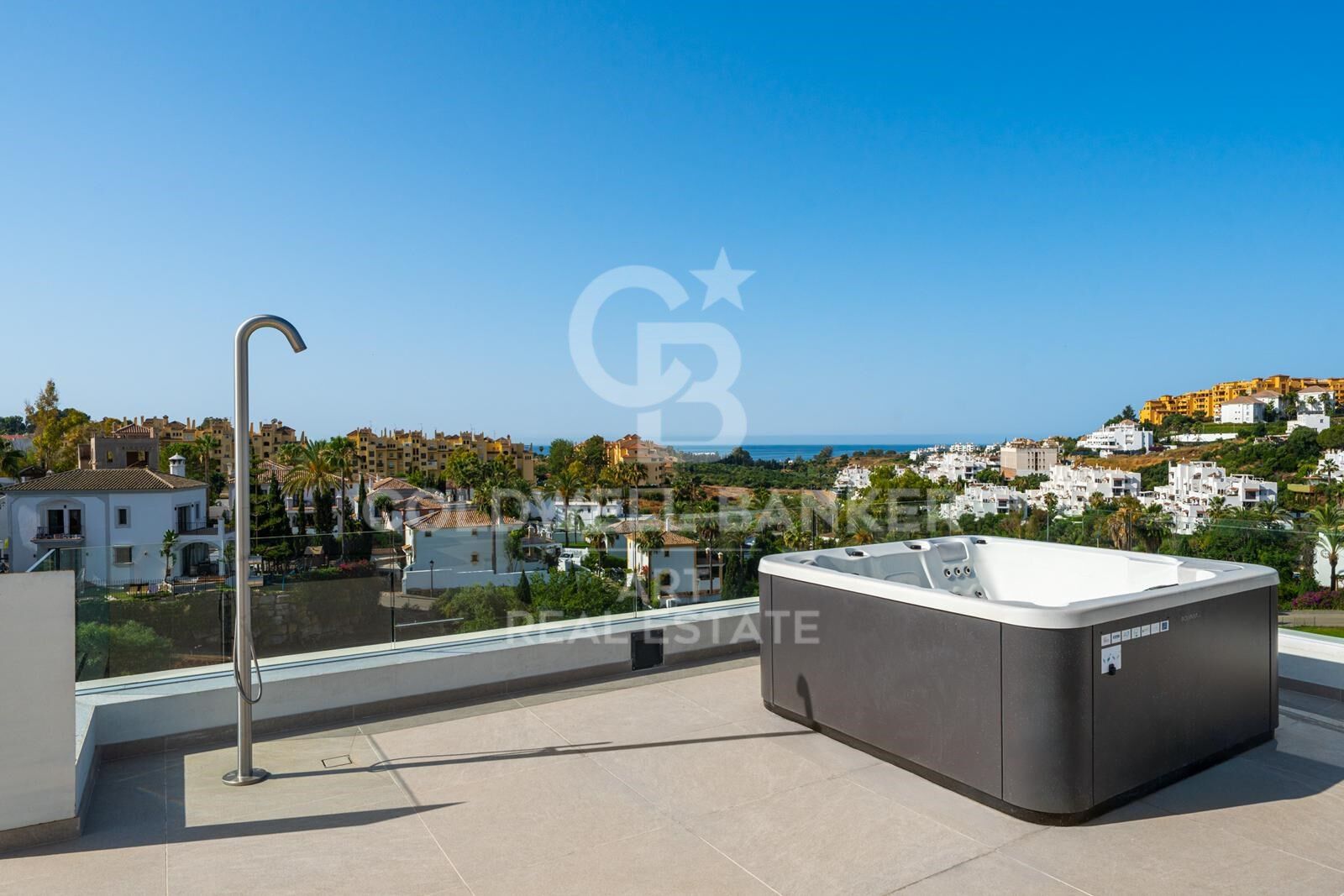 Elegante Designvilla mit Meer- und Golfblick in La Resina Golf, Estepona