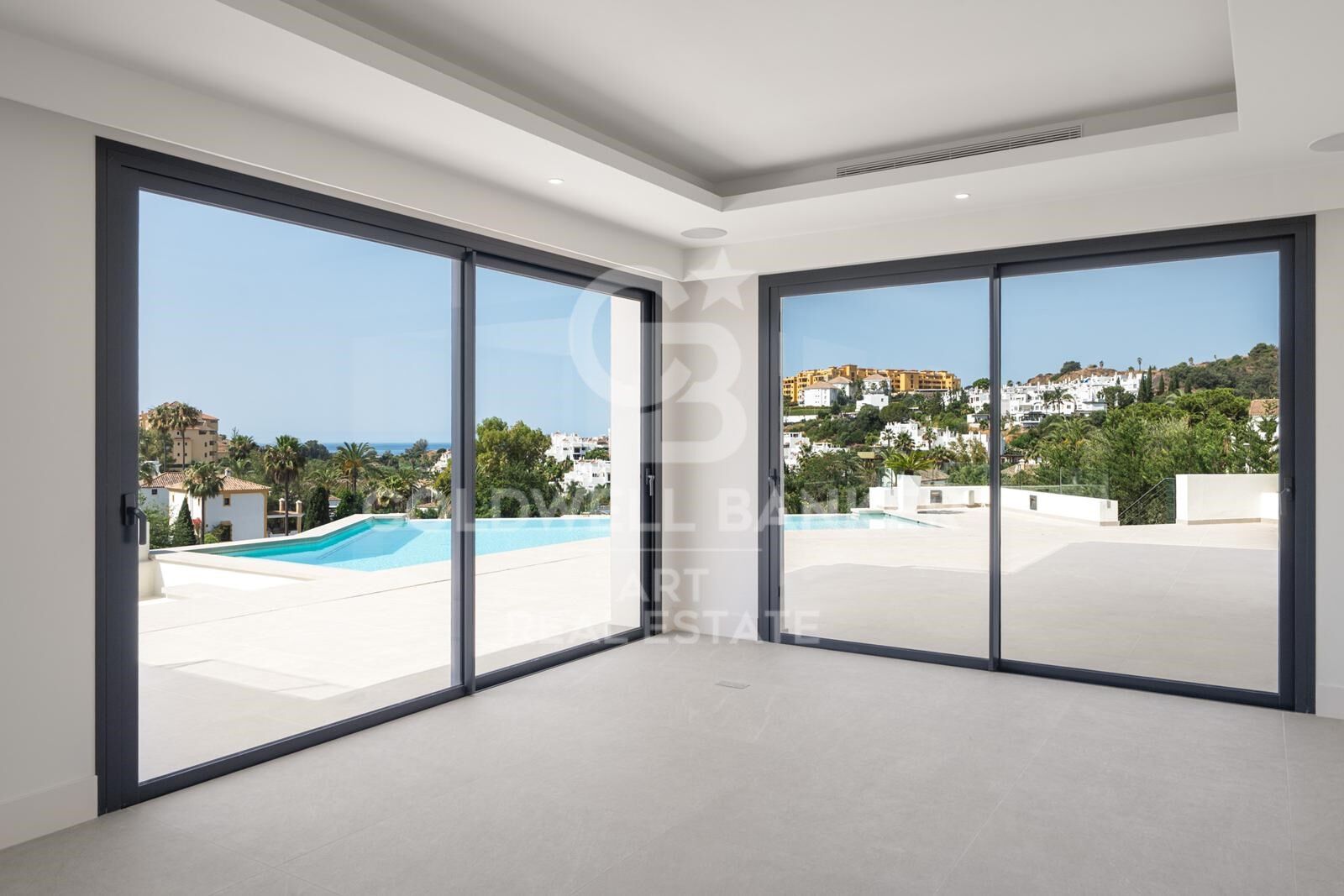 Villa design élégante avec vue mer et golf à La Resina Golf, Estepona