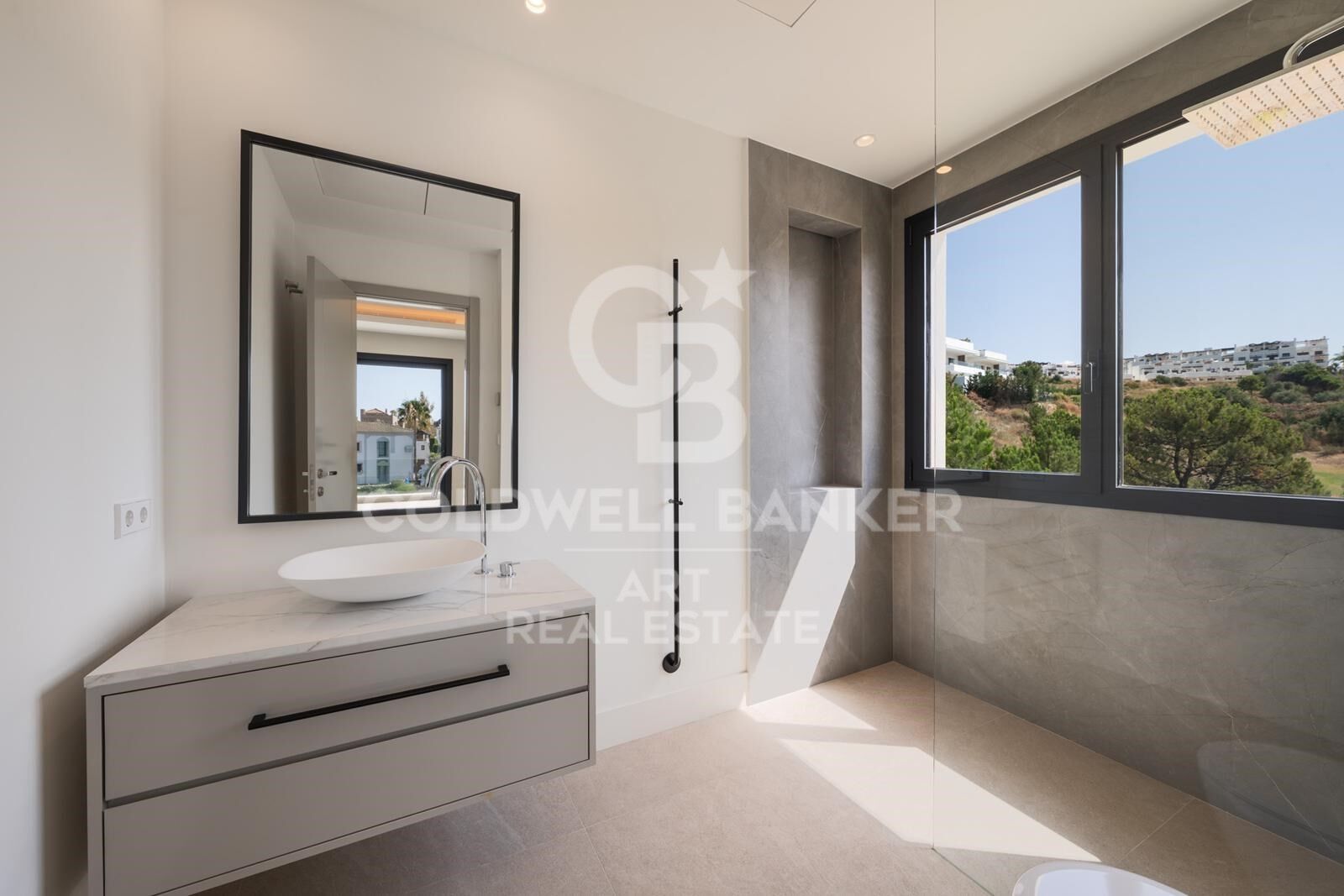 Villa design élégante avec vue mer et golf à La Resina Golf, Estepona