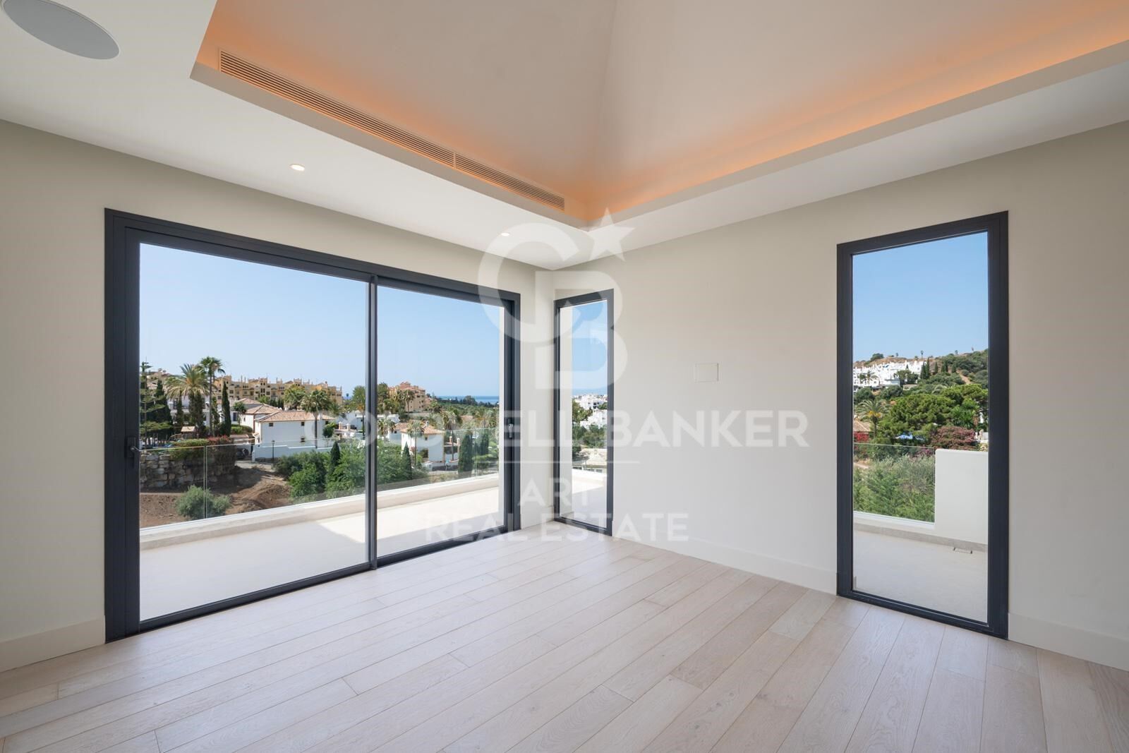 Elegante Designvilla mit Meer- und Golfblick in La Resina Golf, Estepona