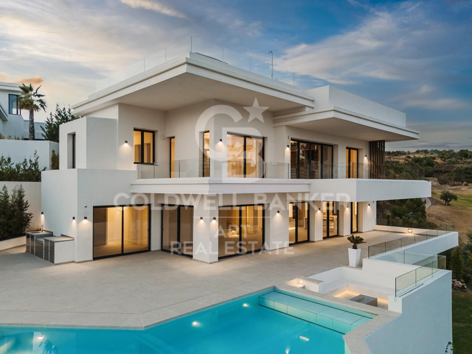 Elegante villa de diseño con vistas al mar y al golf en La Resina Golf, Estepona