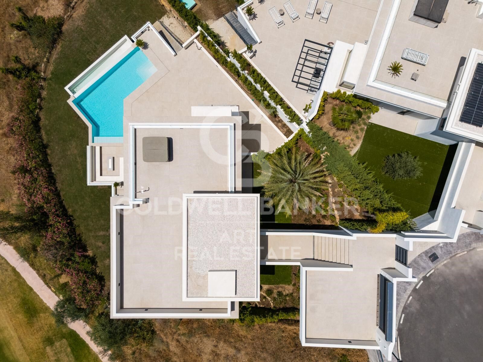 Elegante villa de diseño con vistas al mar y al golf en La Resina Golf, Estepona