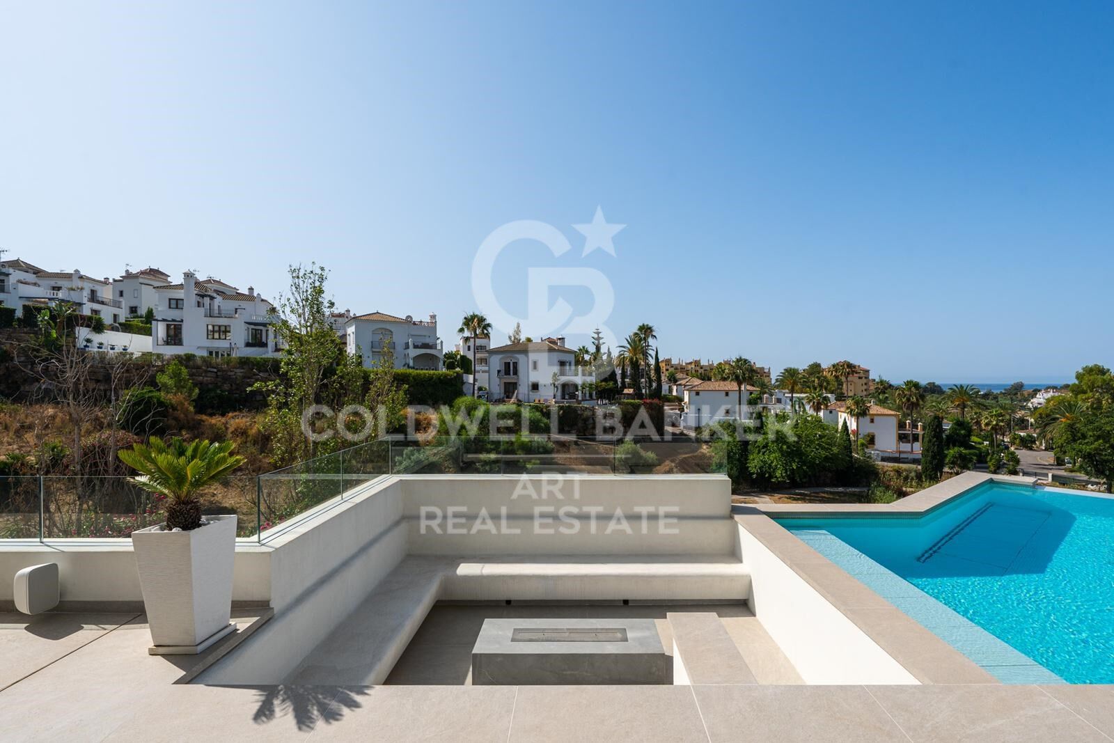 Elegante villa de diseño con vistas al mar y al golf en La Resina Golf, Estepona