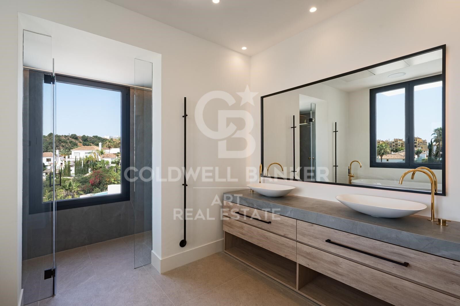 Elegante villa de diseño con vistas al mar y al golf en La Resina Golf, Estepona