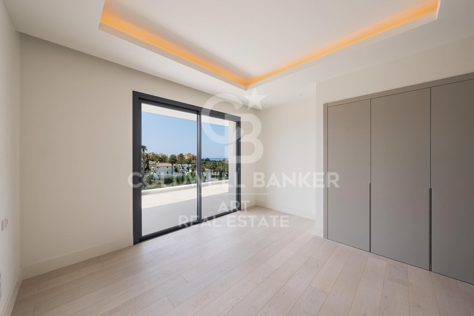 Elegante villa de diseño con vistas al mar y al golf en La Resina Golf, Estepona