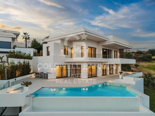 Villa design élégante avec vue mer et golf à La Resina Golf, Estepona