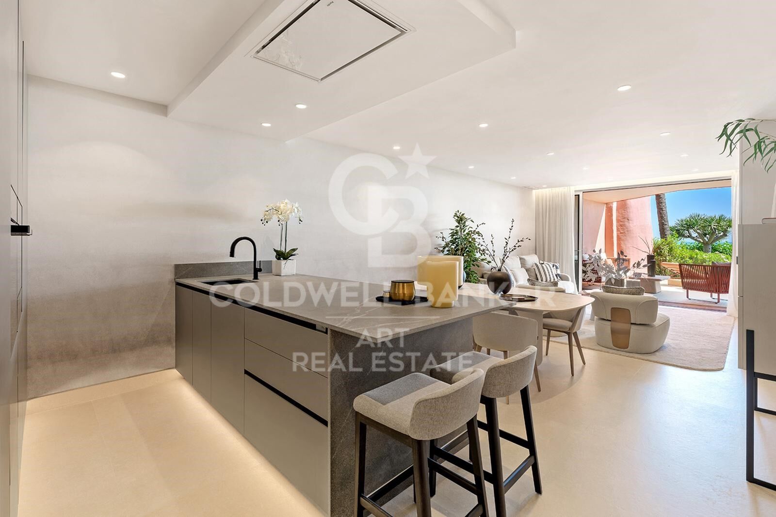 Stunning beachfront apartment with spectacular sea views on the New Golden Mile, Estepona