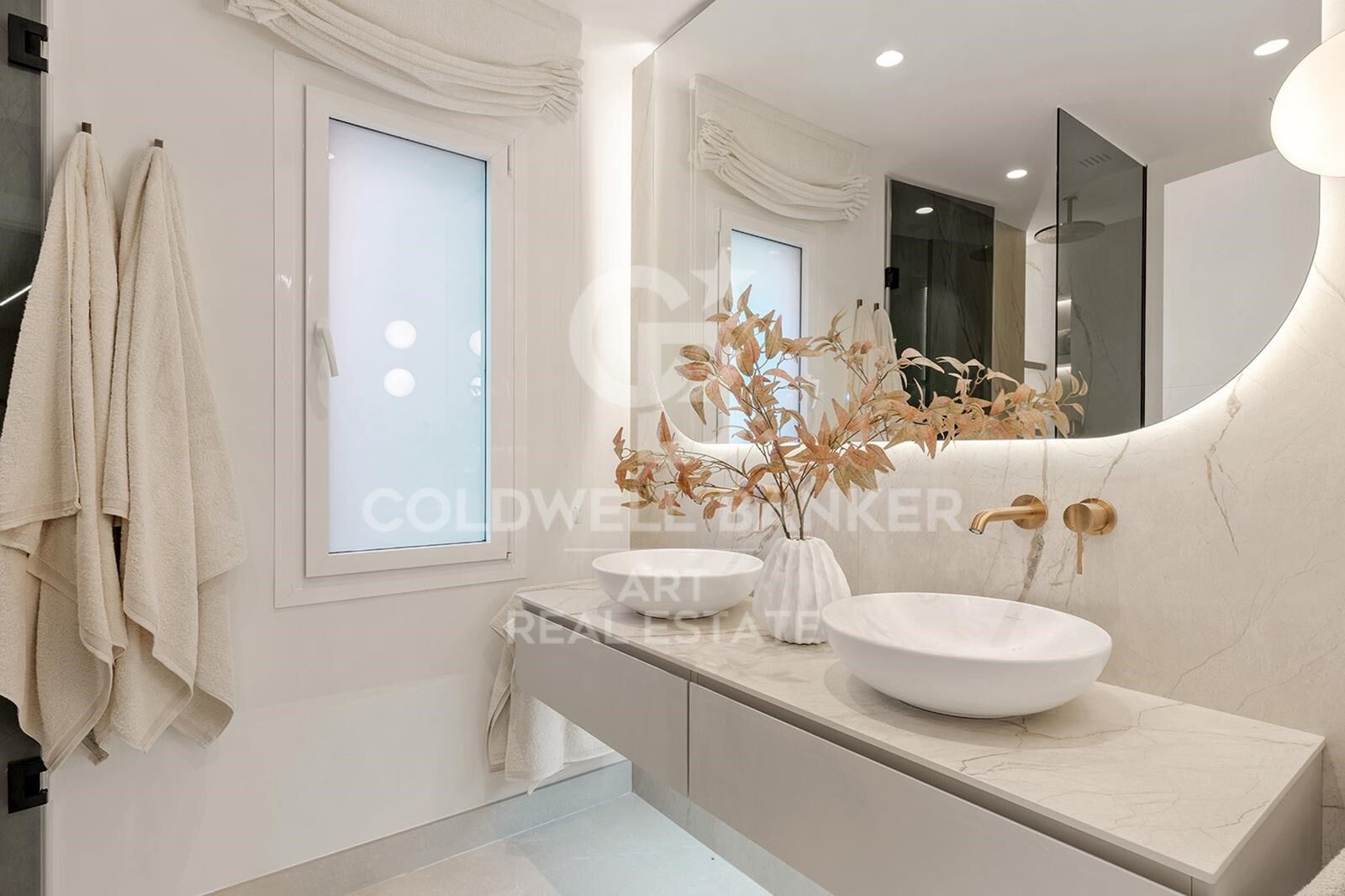 Stunning beachfront apartment with spectacular sea views on the New Golden Mile, Estepona