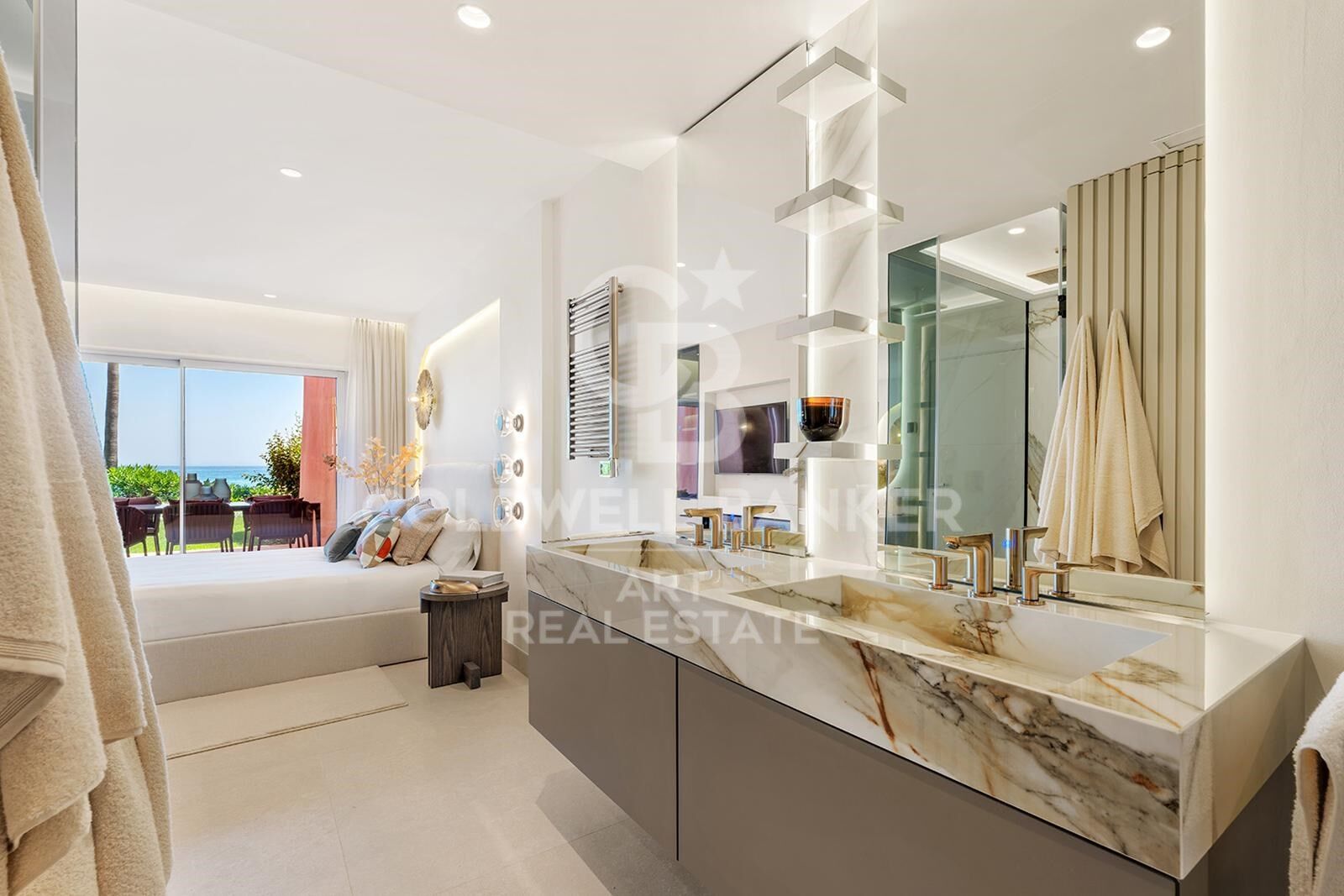 Traumhafte Wohnung direkt am Strand mit spektakulärem Meerblick an der New Golden Mile, Estepona