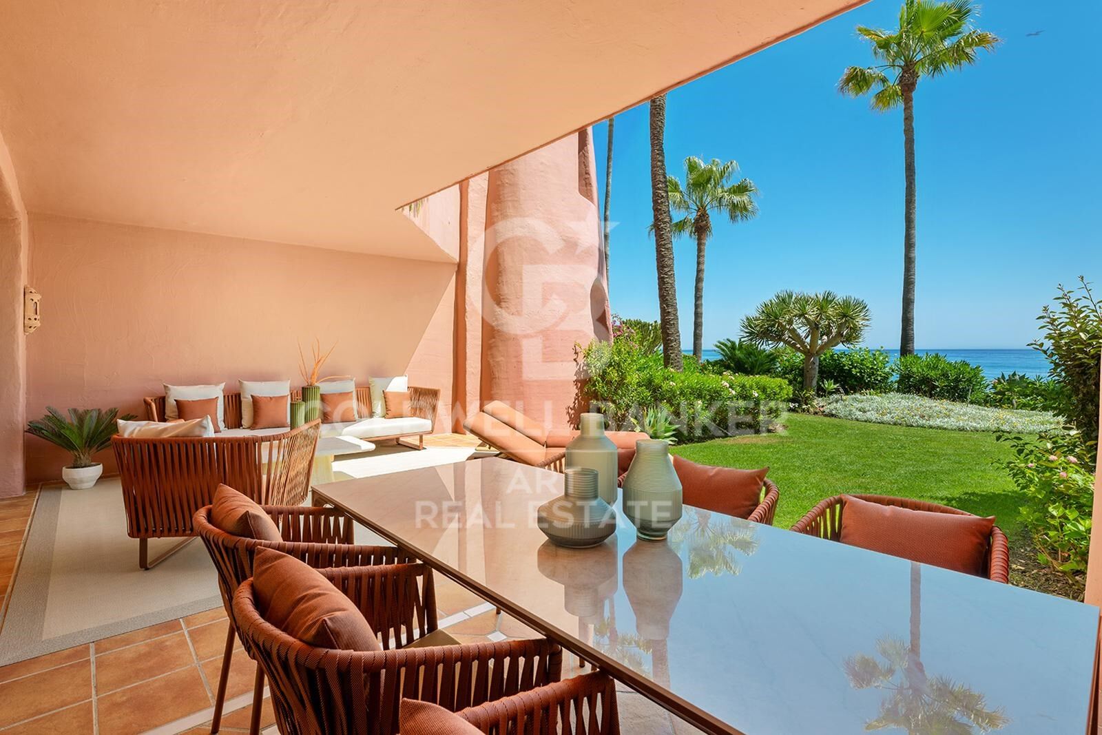 Stunning beachfront apartment with spectacular sea views on the New Golden Mile, Estepona
