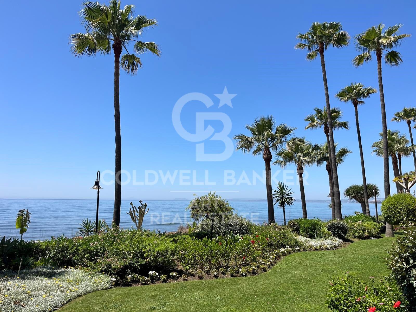 Traumhafte Wohnung direkt am Strand mit spektakulärem Meerblick an der New Golden Mile, Estepona