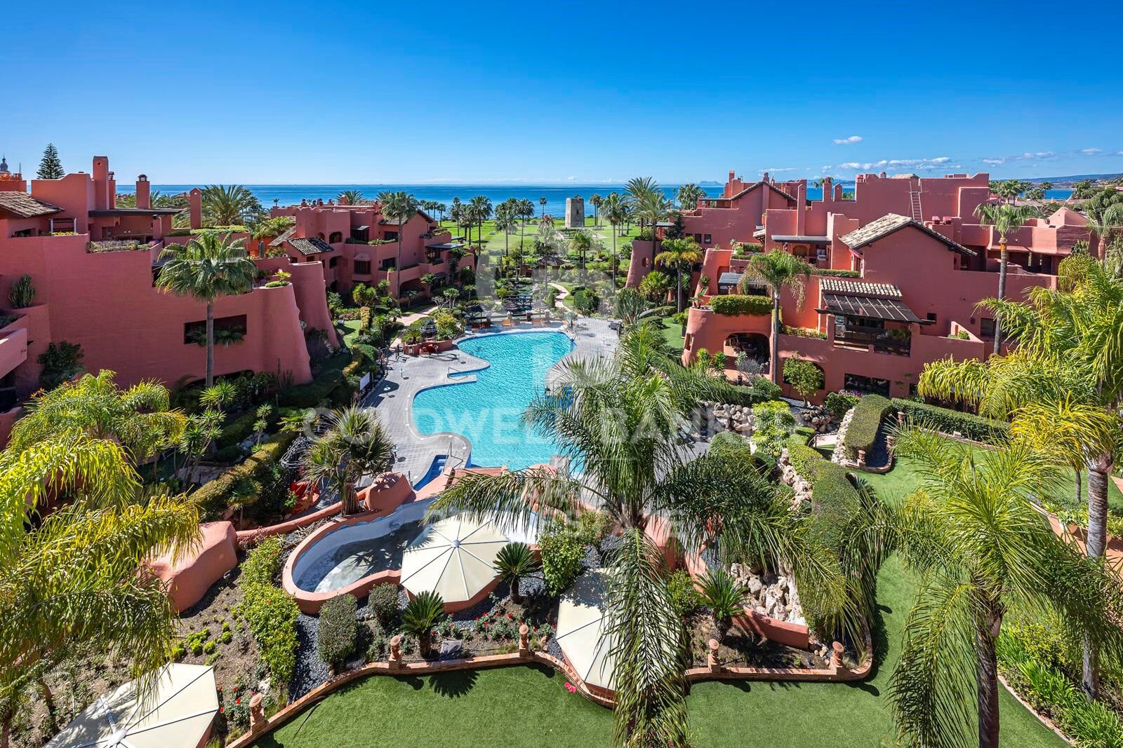 Élégant penthouse en duplex de style andalou sur la Nouvelle Mille d'Or, Estepona