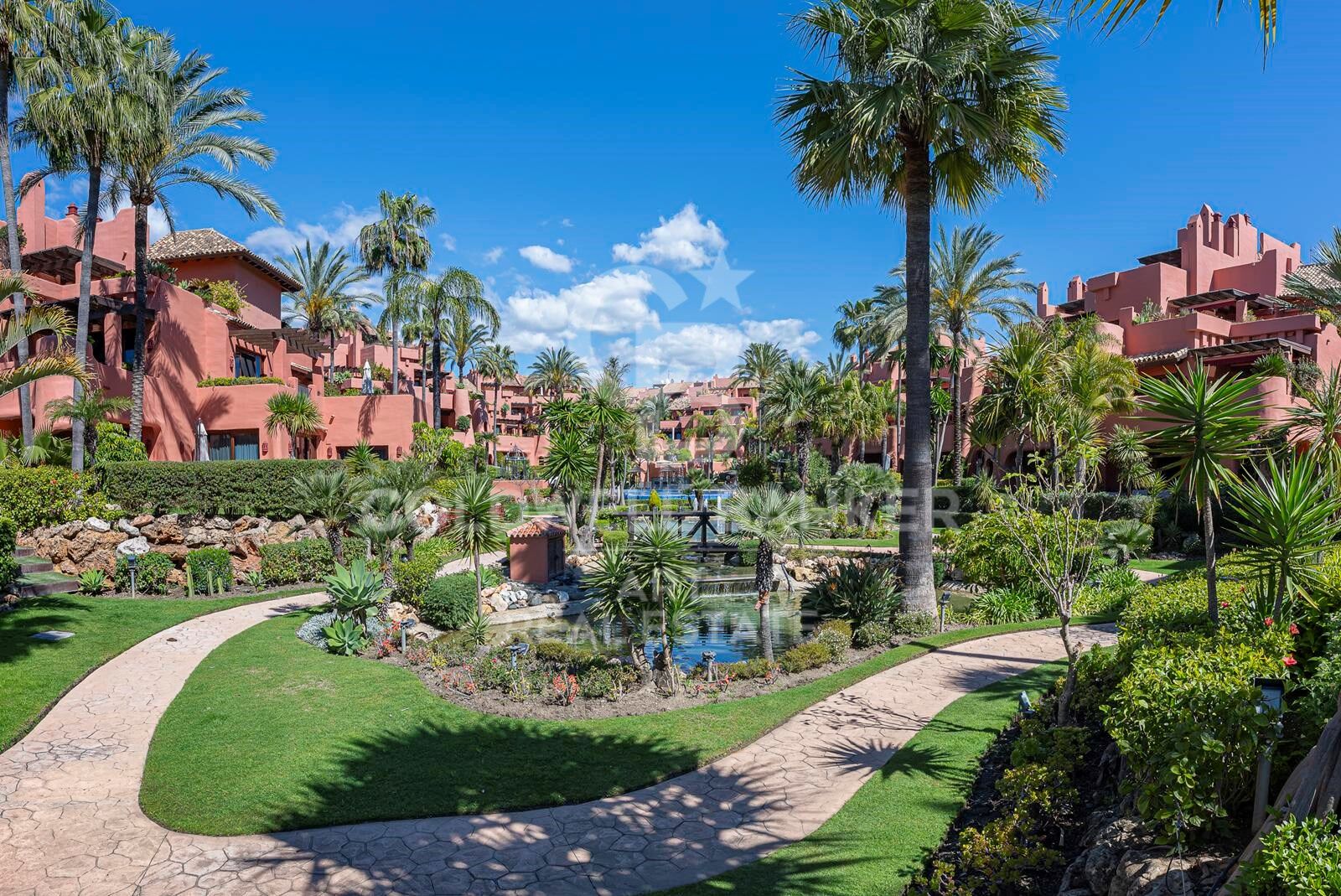 Élégant penthouse en duplex de style andalou sur la Nouvelle Mille d'Or, Estepona