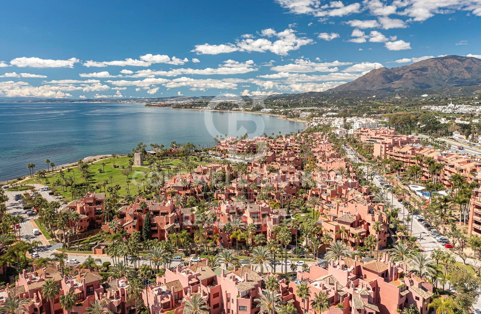 Élégant penthouse en duplex de style andalou sur la Nouvelle Mille d'Or, Estepona