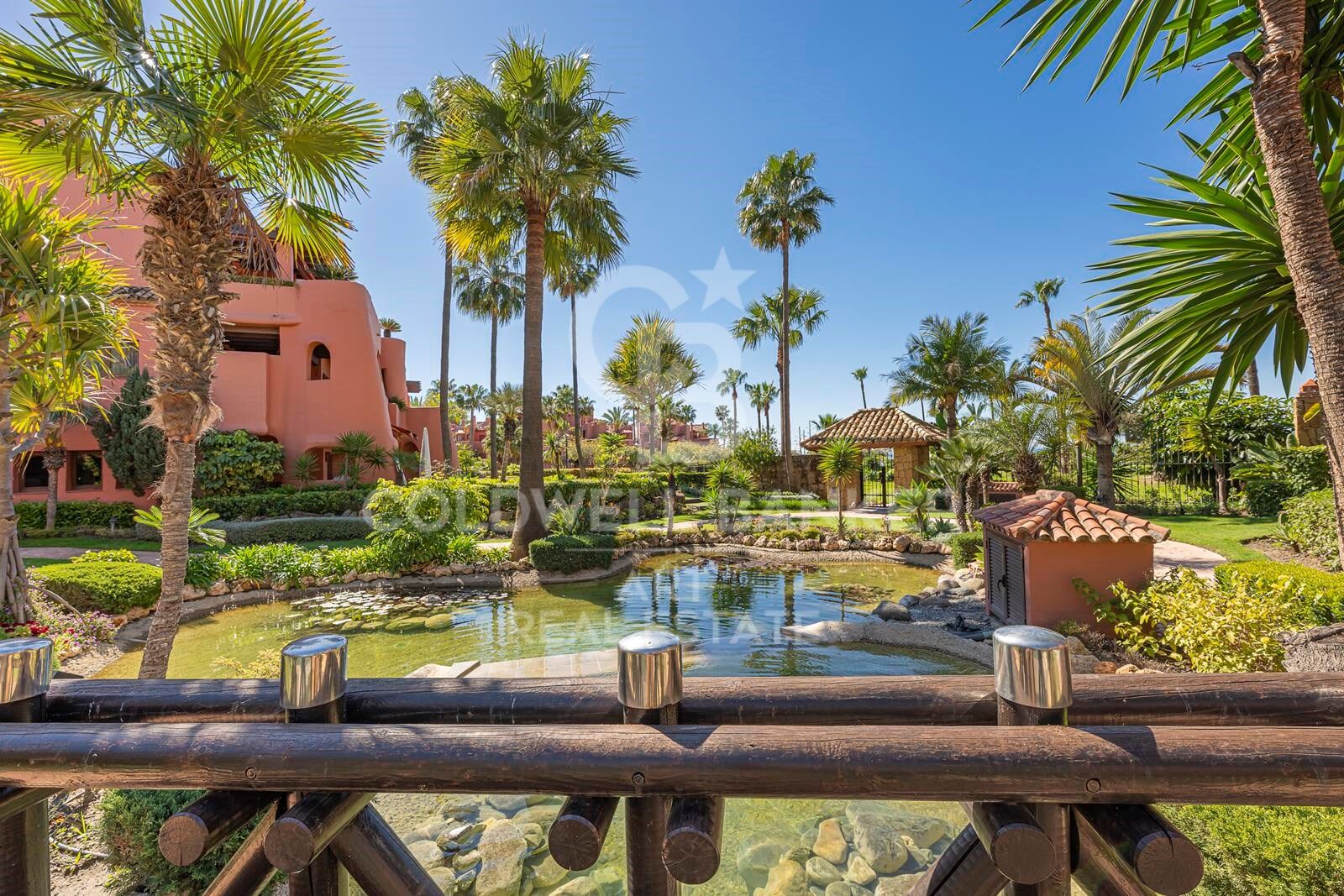 Elegantes Duplex-Penthouse im andalusischen Stil an der New Golden Mile, Estepona