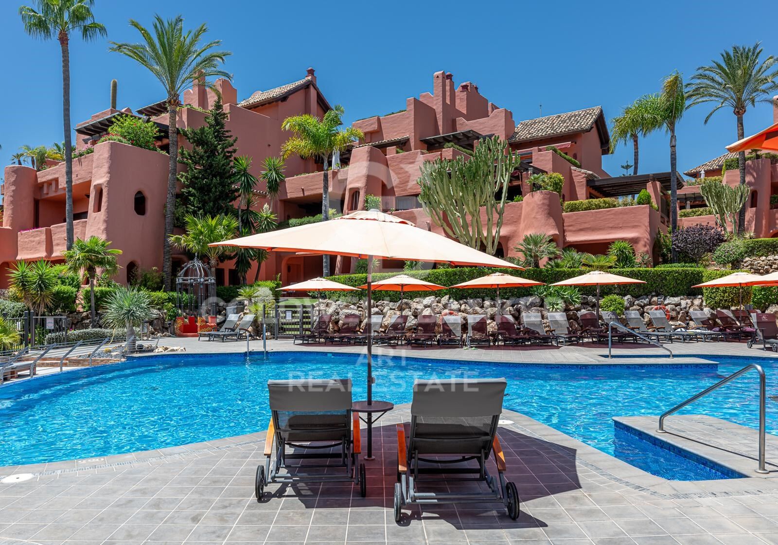 Élégant penthouse en duplex de style andalou sur la Nouvelle Mille d'Or, Estepona
