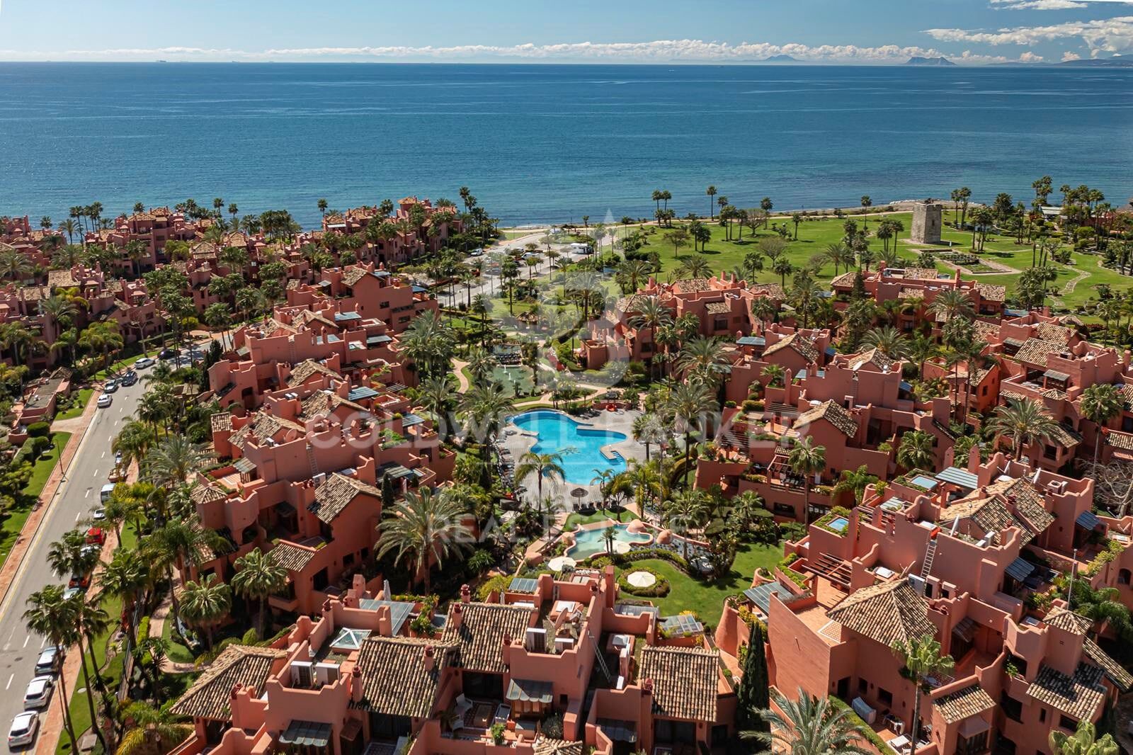 Elegantes Duplex-Penthouse im andalusischen Stil an der New Golden Mile, Estepona