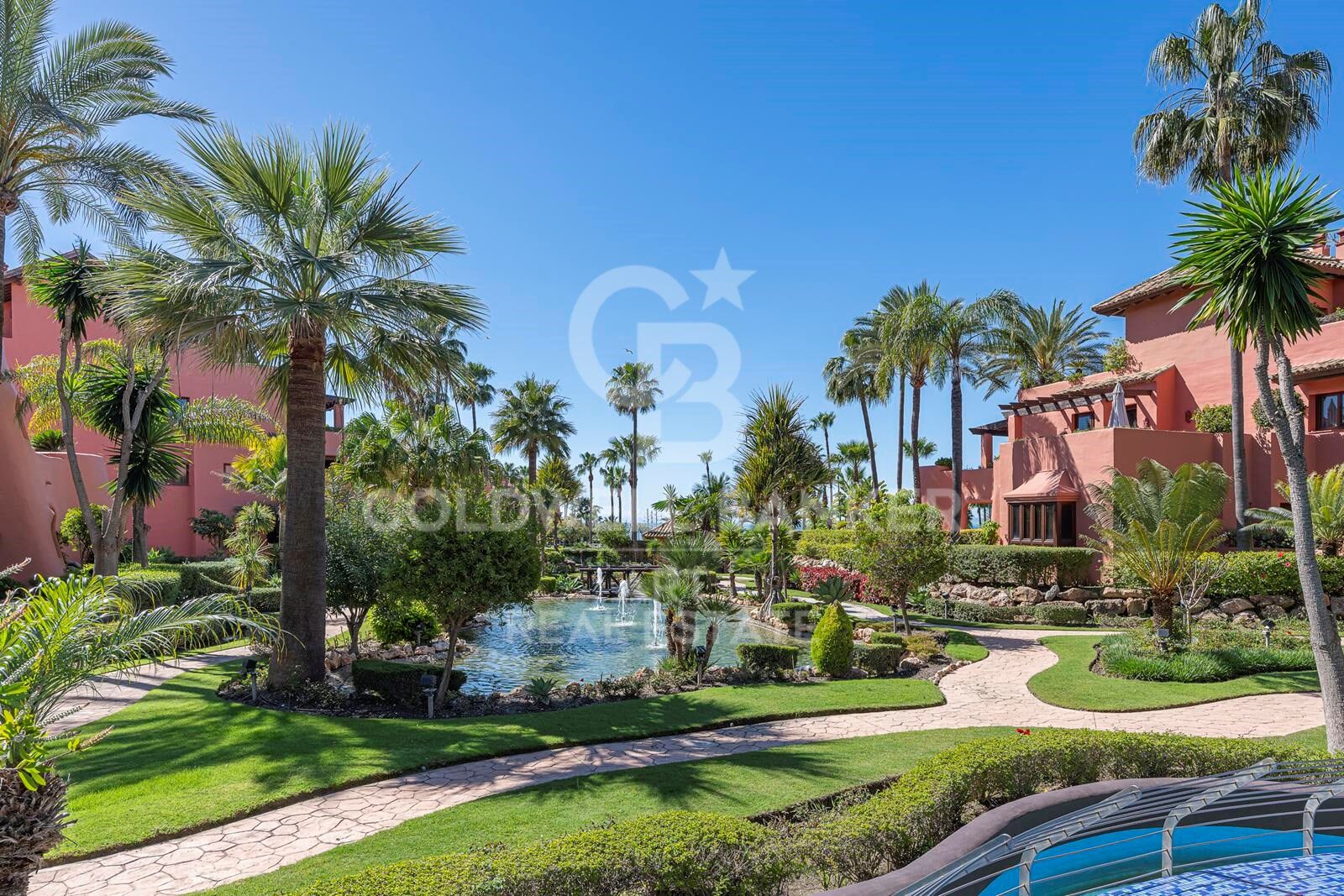 Elegantes Duplex-Penthouse im andalusischen Stil an der New Golden Mile, Estepona