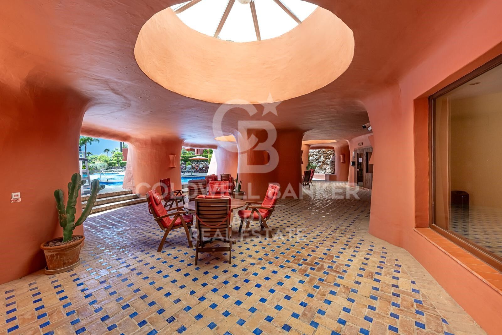 Élégant penthouse en duplex de style andalou sur la Nouvelle Mille d'Or, Estepona