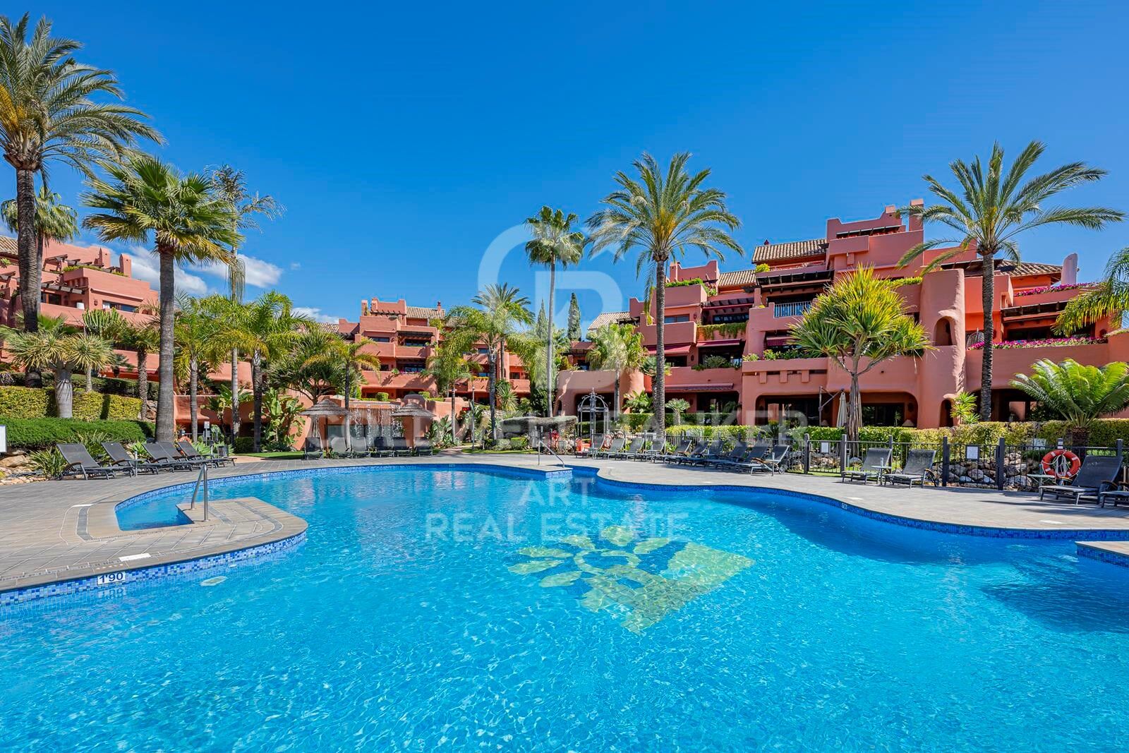 Elegantes Duplex-Penthouse im andalusischen Stil an der New Golden Mile, Estepona