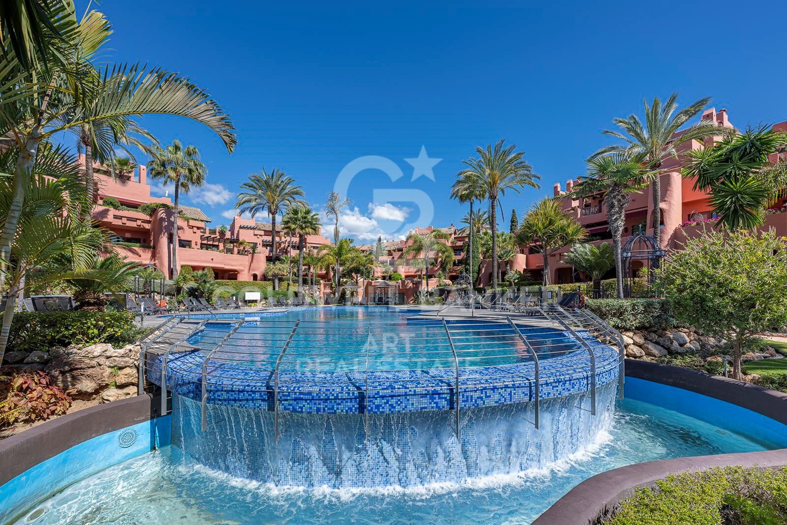 Elegantes Duplex-Penthouse im andalusischen Stil an der New Golden Mile, Estepona