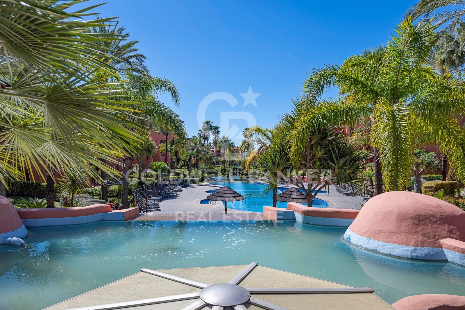 Elegantes Duplex-Penthouse im andalusischen Stil an der New Golden Mile, Estepona