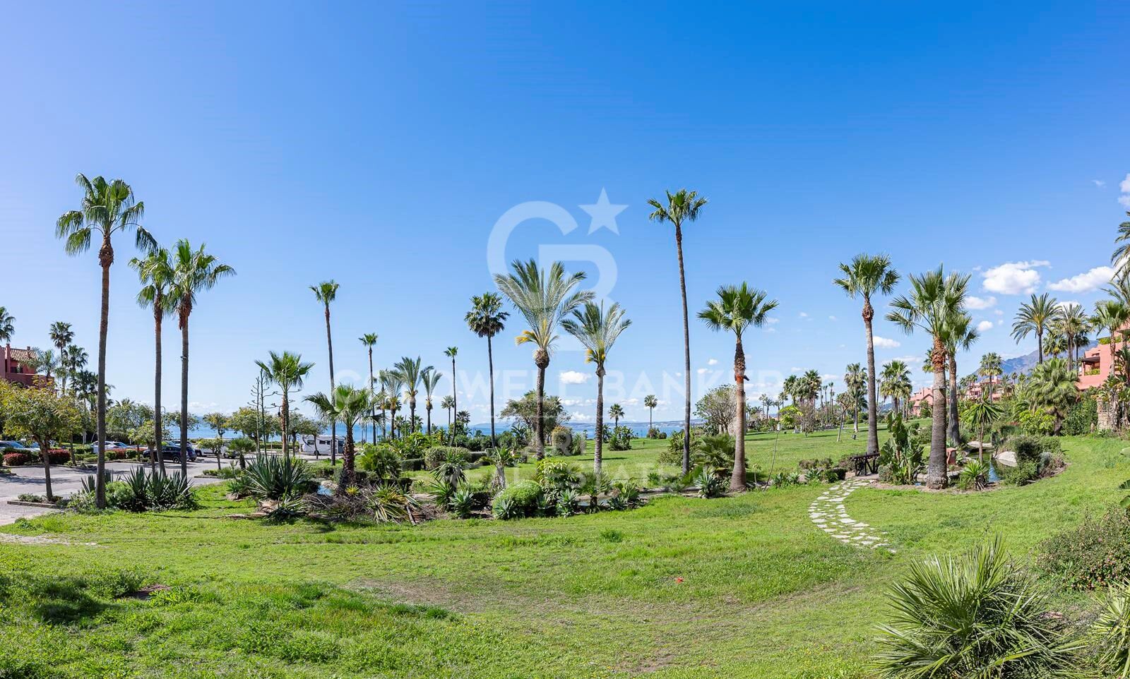 Elegantes Duplex-Penthouse im andalusischen Stil an der New Golden Mile, Estepona
