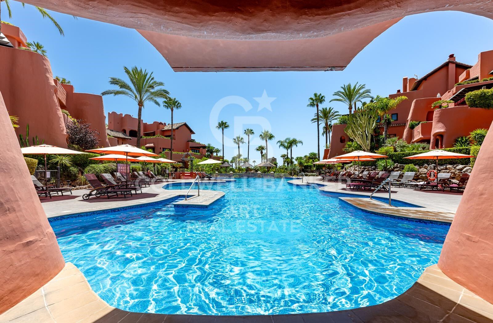 Elegantes Duplex-Penthouse im andalusischen Stil an der New Golden Mile, Estepona