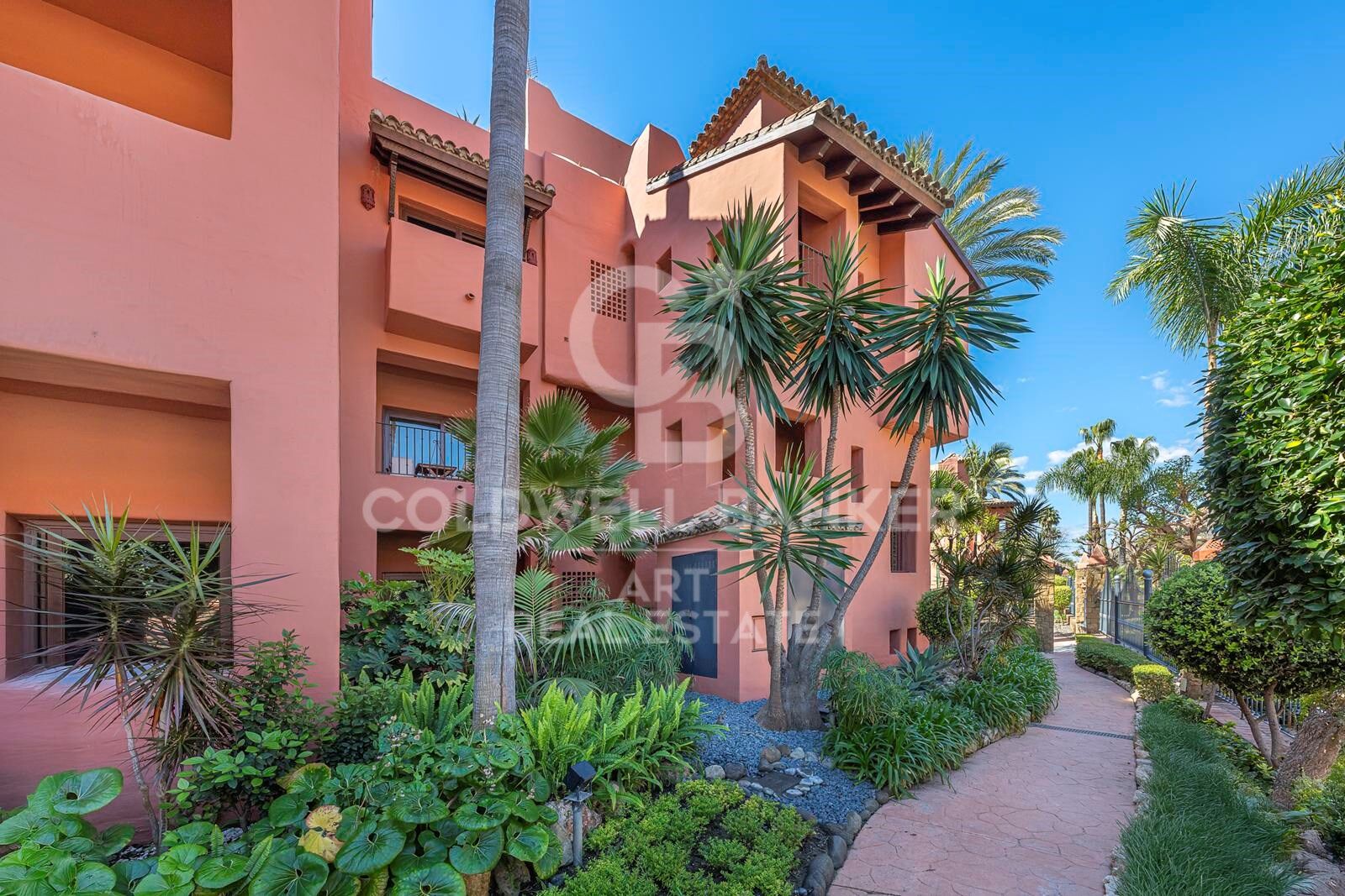 Elegantes Duplex-Penthouse im andalusischen Stil an der New Golden Mile, Estepona
