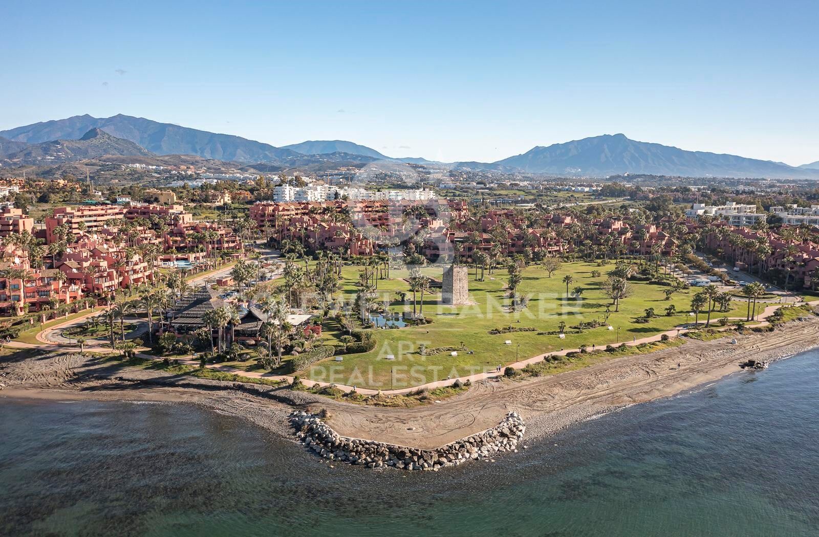 Elegantes Duplex-Penthouse im andalusischen Stil an der New Golden Mile, Estepona