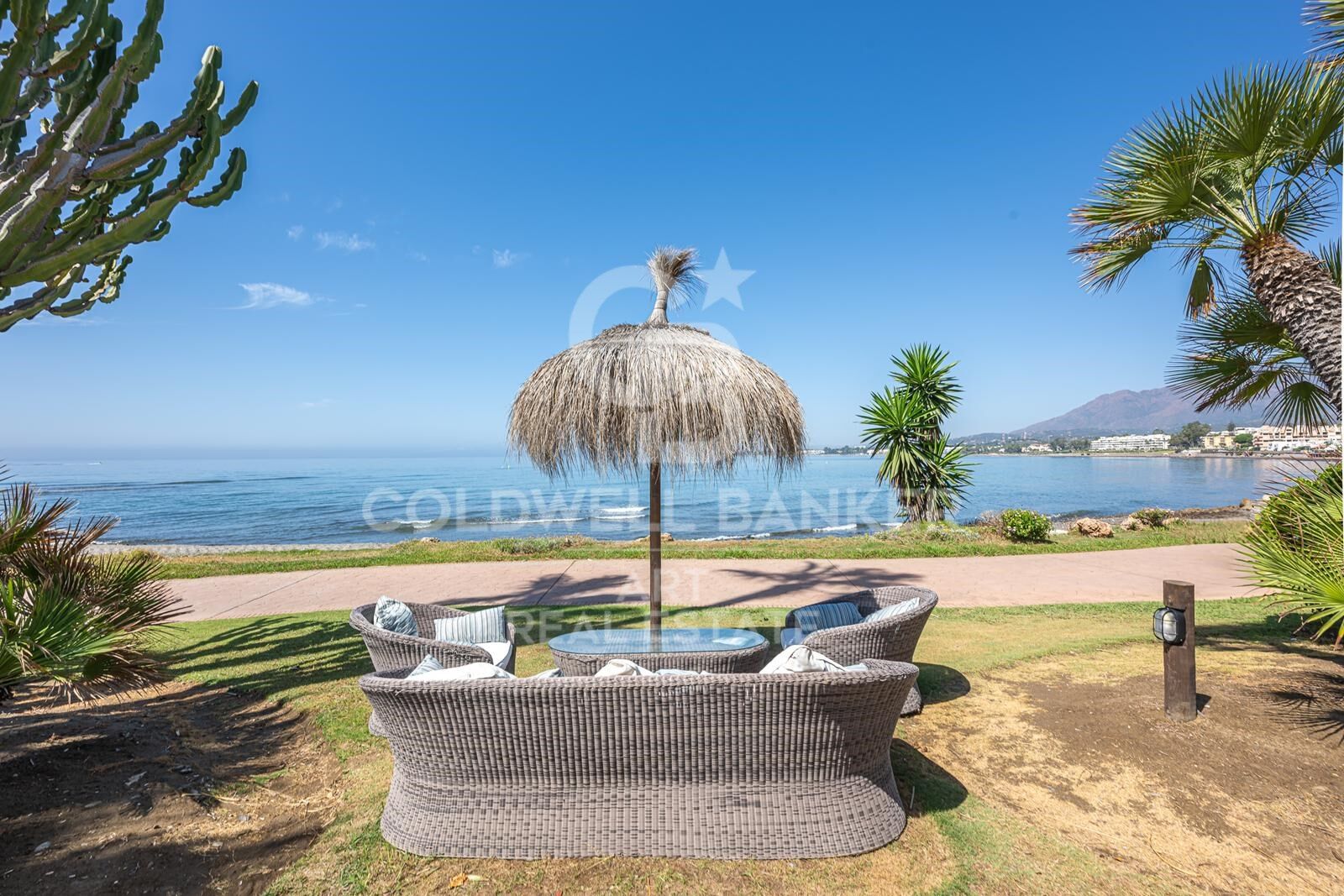 Elegantes Duplex-Penthouse im andalusischen Stil an der New Golden Mile, Estepona