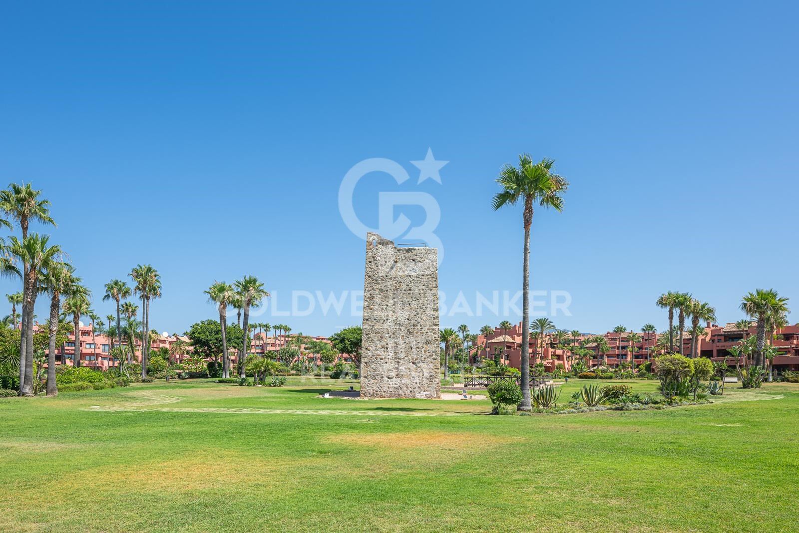 Elegantes Duplex-Penthouse im andalusischen Stil an der New Golden Mile, Estepona