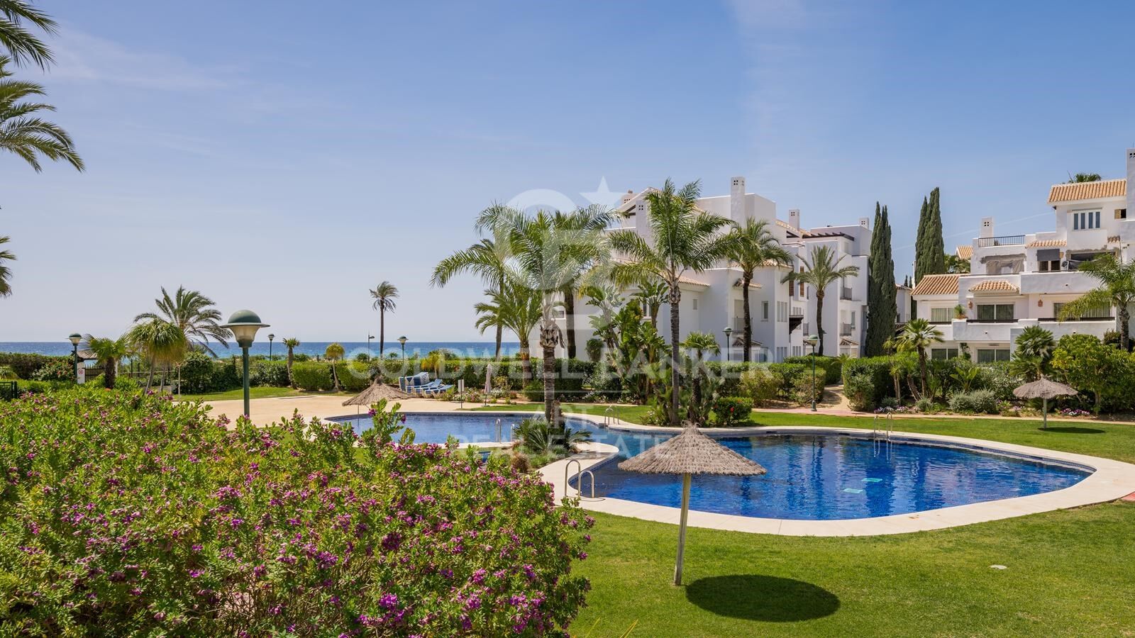 Lujoso apartamento en primera línea de playa en la exclusiva urbanización Los Monteros Palm Beach, Marbella