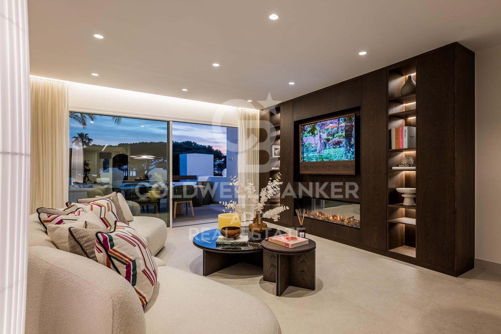 Luxury beachfront apartment in the exclusive Los Monteros Palm Beach, Marbella