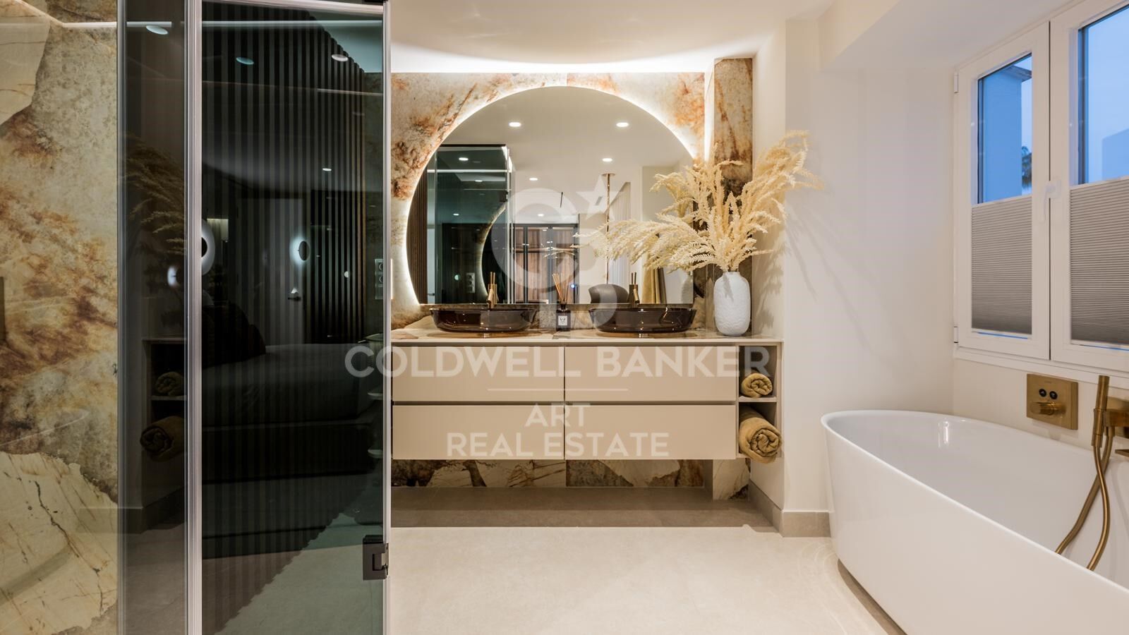 Luxury beachfront apartment in the exclusive Los Monteros Palm Beach, Marbella