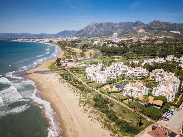 Lujoso apartamento en primera línea de playa en la exclusiva urbanización Los Monteros Palm Beach, Marbella