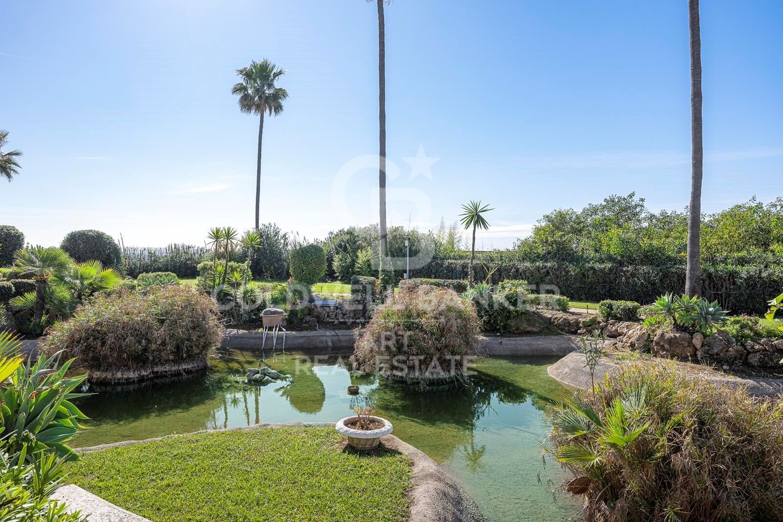 Penthouse with panoramic sea views and rooftop terrace in El Velerín, Estepona