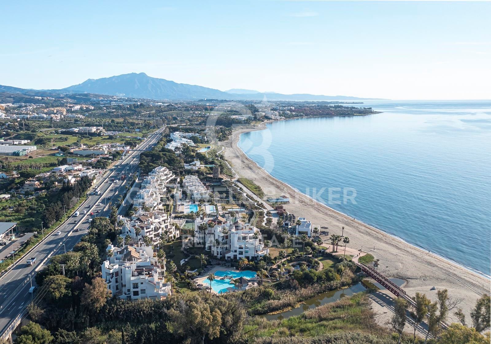 Penthouse with panoramic sea views and rooftop terrace in El Velerín, Estepona