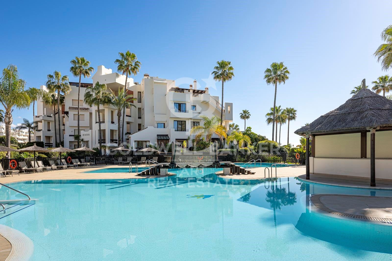 Penthouse with panoramic sea views and rooftop terrace in El Velerín, Estepona